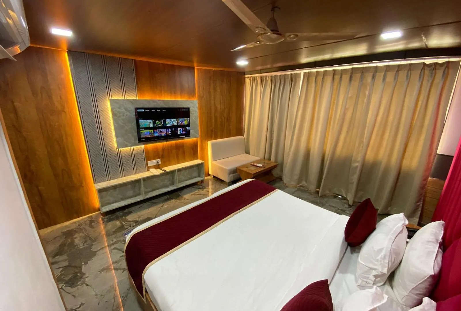 Rich Grand Hotel